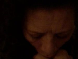 Ma voisine de 58 ans me suce et avale le sperme