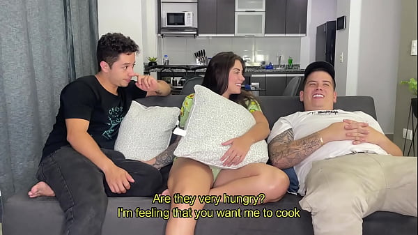 Cornudo esposo cocinando mientras yo follo con su mejor amigo – Creampie- Sara Blonde y Logan Salamanca