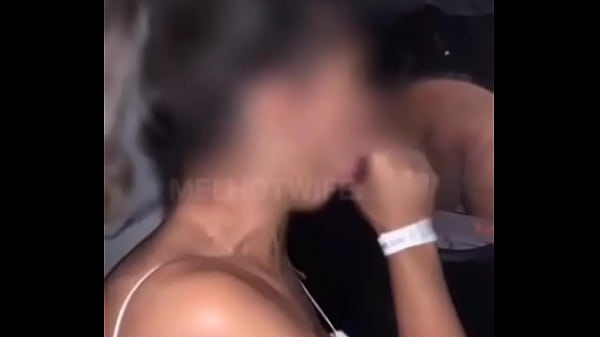 MARIDO ACHOU QUE EU NAO AGUENTARIA O NEGÃO PAUZUDO QUE CONHECI NO GLORYHOLE , E NO FINAL TEVE QUE ME BEIJAR MELADA