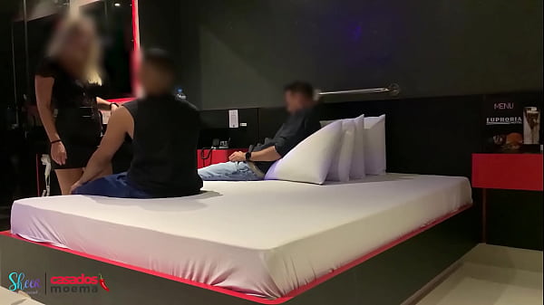 Namorando o novinho pretinho e o corno só olhando