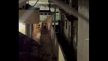 Amigo do corno veio assistir o jogo e acabou comendo a Hotwife no pêlo e deixando sua buceta cheia de leite