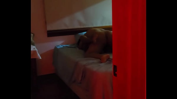 Cornudo encuentra a su mujer culiando con otro