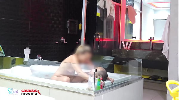 Deixei o corno de castigo e deixei o macho me comer na banheira no pelo