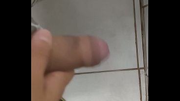 Punheta gostosa do corno no banheiro do trabalho