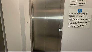 Mais um corno levando a mulher para eu foder. Casada safada, fica com fogo na buceta e faz o marido corno de entregador, ele traz e eu fodo a puta.