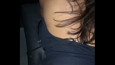 “Olha seu corno como essa rola é maior que a sua” – Casada safada hotwife fode com os machos no gloryhole e humilha o marido corno manso.