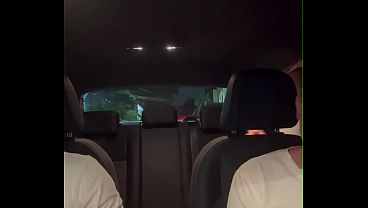 CORNO MANSO PEDIU PRO MOTORISTA DE UBER FODER SUA NOIVA SEM CAMISINHA